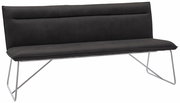 Moderne schwarze Bank mit Metallgestell, seitliche Perspektive
