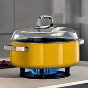 Gelber Schmortopf mit Deckel auf einem Gasherd, seitliche Perspektive