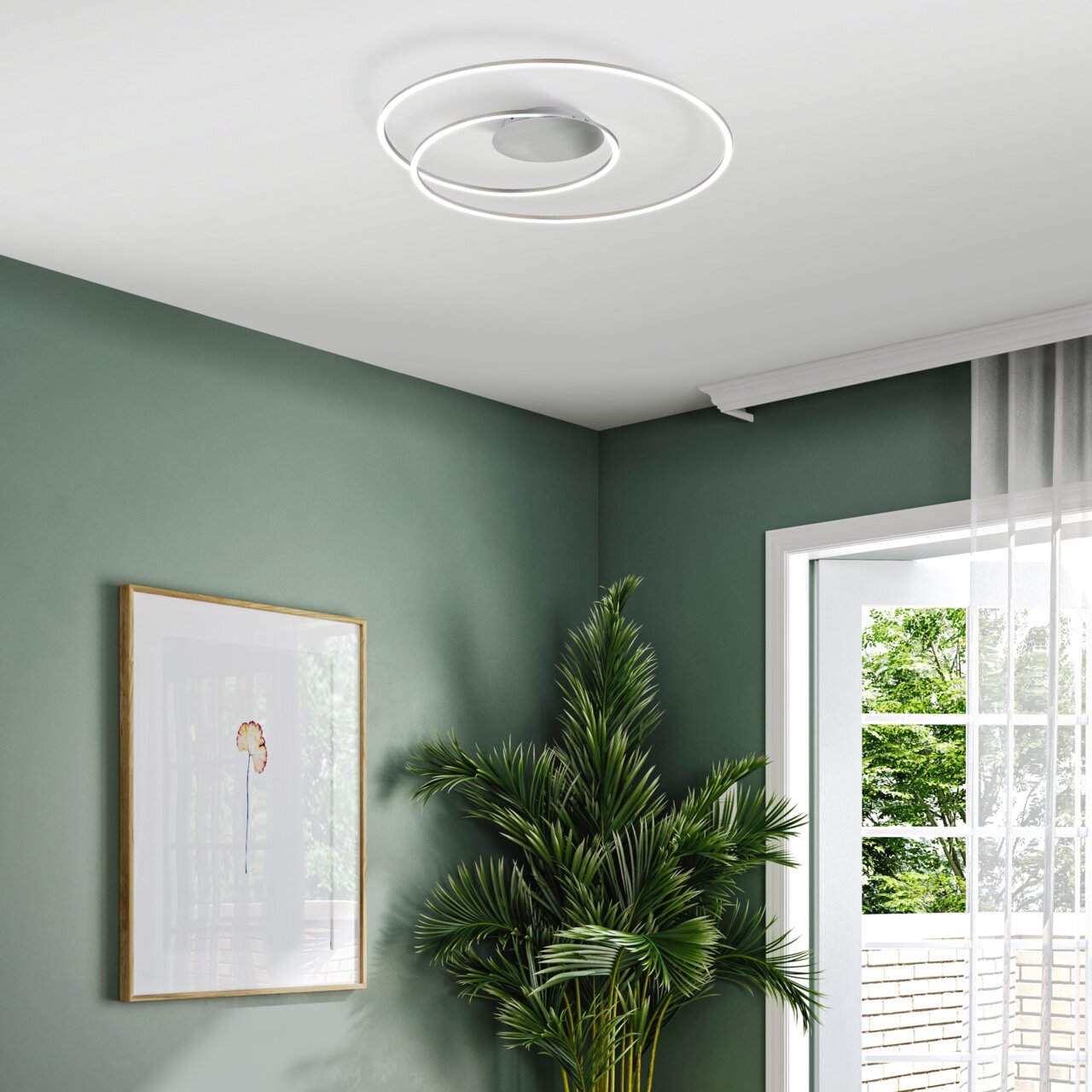 Moderne plafondlamp Holy in een stijlvolle ruimte, van onderaf gezien, met een groene muur en planten op de achtergrond.