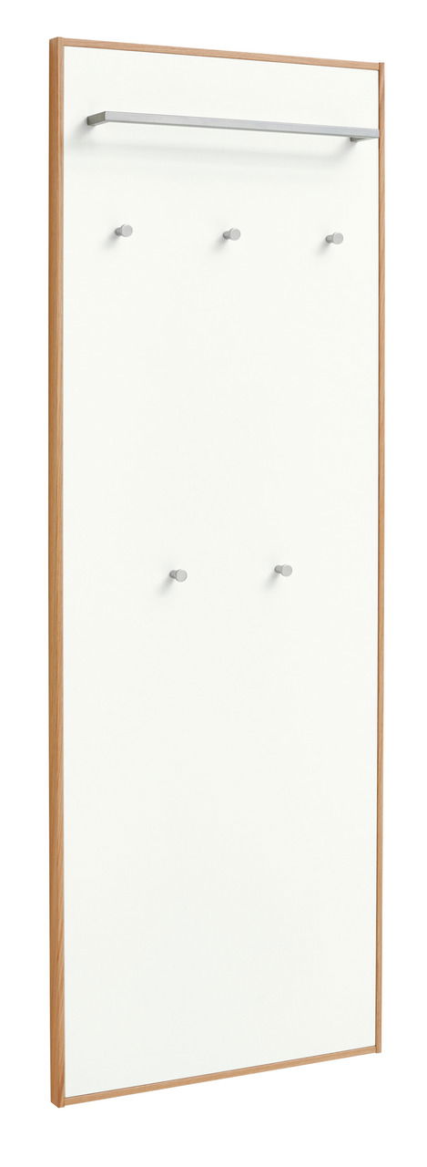 VOSS Garderobenpaneel flach/lang V100 Garderobenpaneel flach und lang aus der Serie V100 von VOSS, mit Holzrahmen und mehreren Haken, seitliche Perspektive.