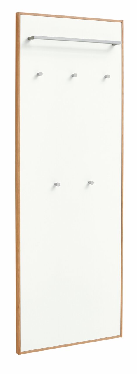 VOSS Garderobenpaneel flach/lang V100 Garderobenpaneel flach und lang aus der Serie V100 von VOSS, mit Holzrahmen und mehreren Haken, seitliche Perspektive.