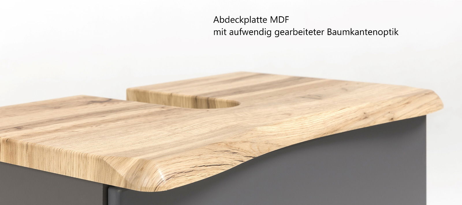Nahaufnahme eines Waschbeckenunterschranks mit MDF-Abdeckplatte in Baumkantenoptik, seitliche Perspektive