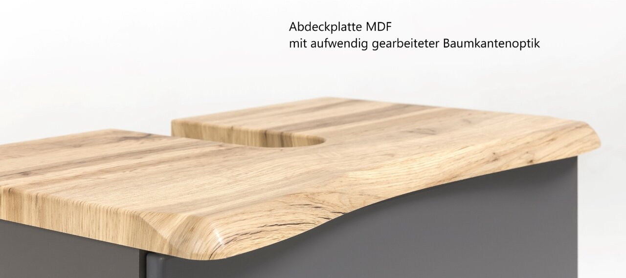 Nahaufnahme eines Waschbeckenunterschranks mit MDF-Abdeckplatte in Baumkantenoptik, seitliche Perspektive