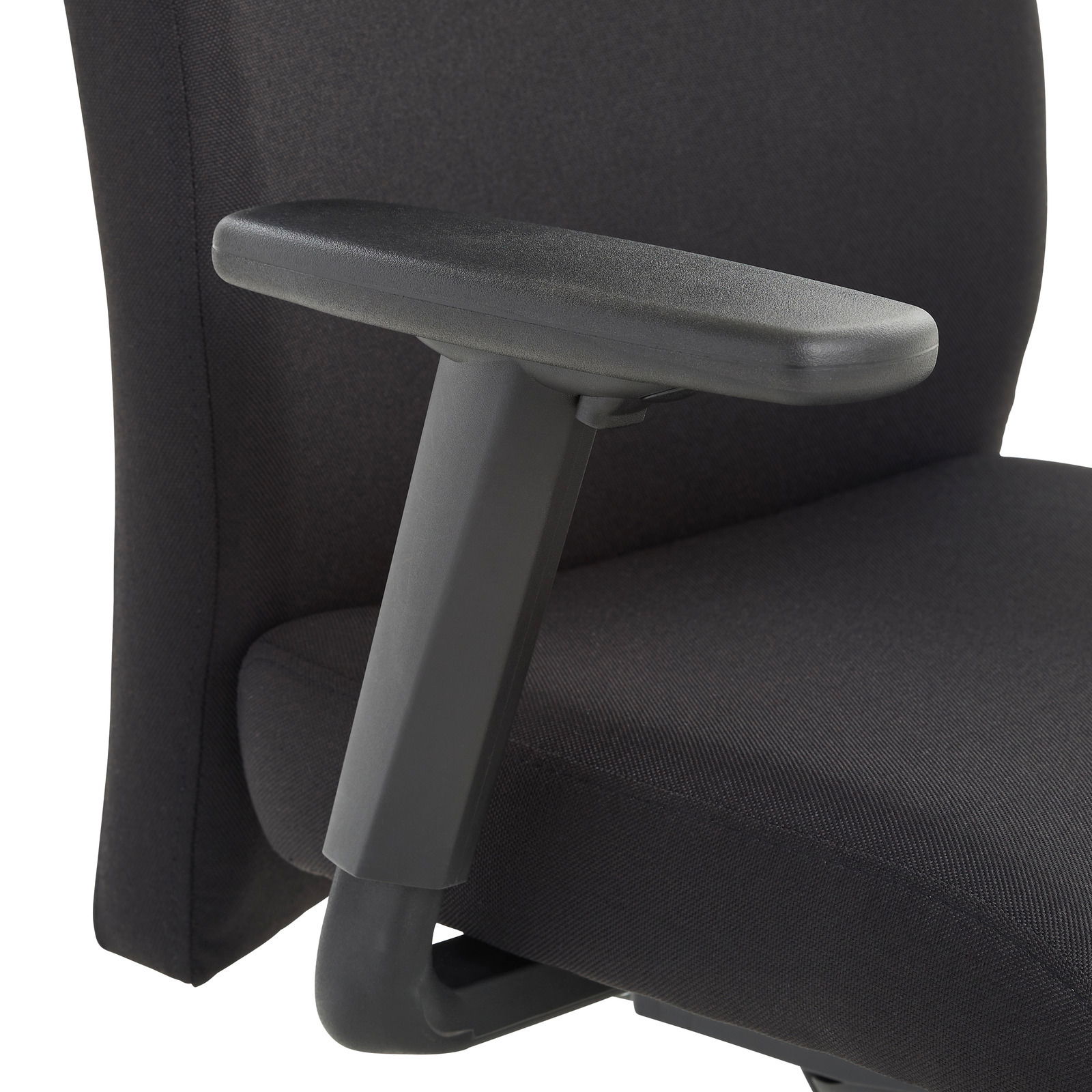Nahaufnahme eines schwarzen Chefsessels mit Armlehne, seitliche Perspektive