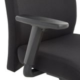 Nahaufnahme eines schwarzen Chefsessels mit Armlehne, seitliche Perspektive