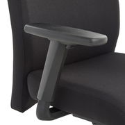 Nahaufnahme eines schwarzen Chefsessels mit Armlehne, seitliche Perspektive