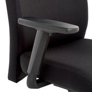 Nahaufnahme eines schwarzen Chefsessels mit Armlehne, seitliche Perspektive