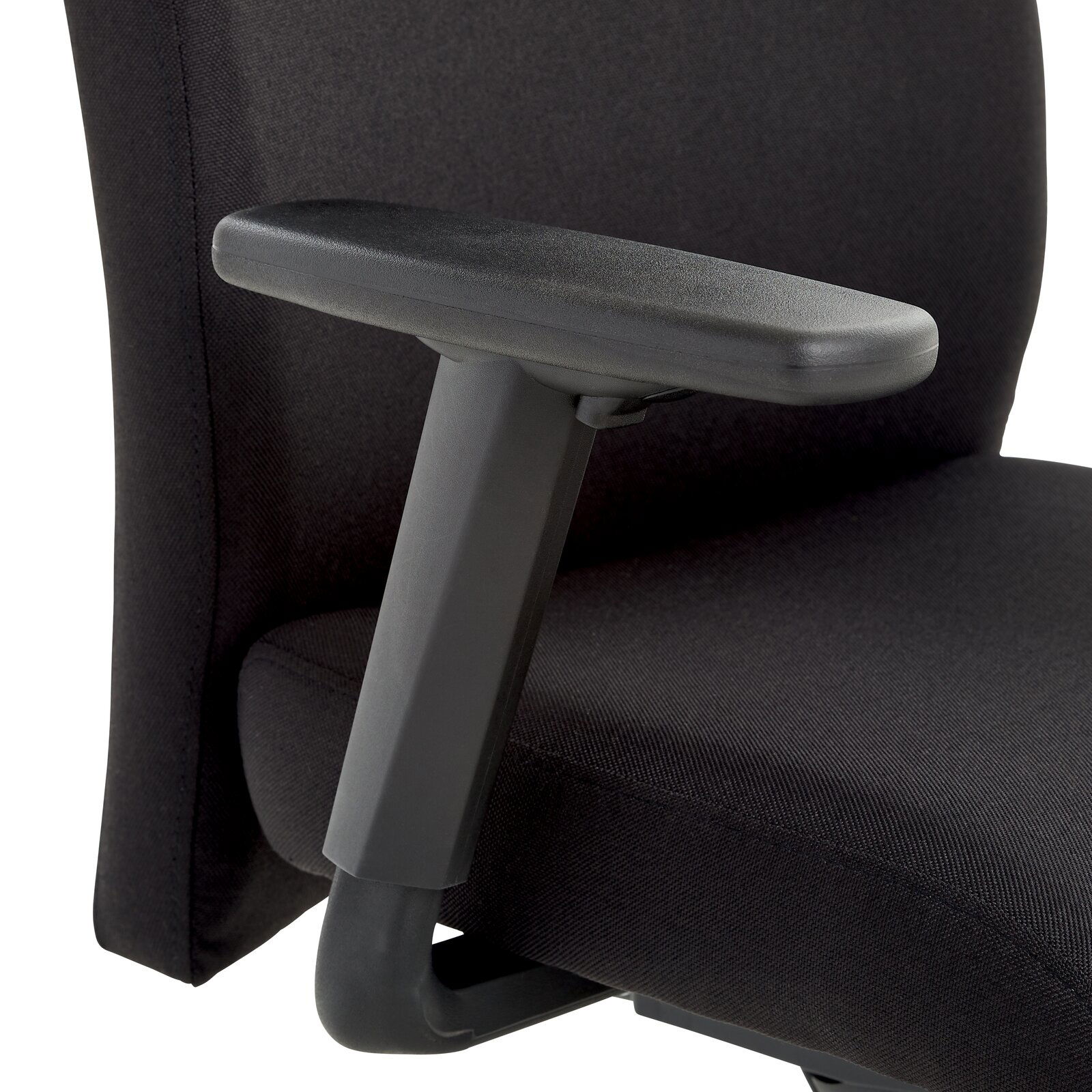 Nahaufnahme eines schwarzen Chefsessels mit Armlehne, seitliche Perspektive