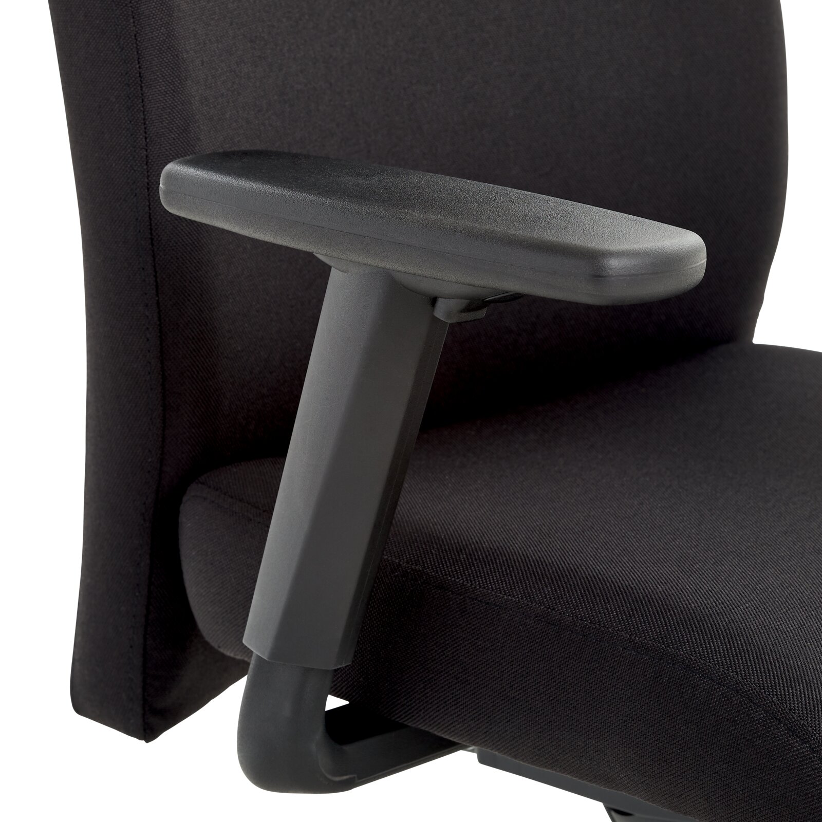 Nahaufnahme eines schwarzen Chefsessels mit Armlehne, seitliche Perspektive