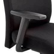 Nahaufnahme eines schwarzen Chefsessels mit Armlehne, seitliche Perspektive