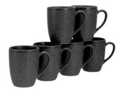 Fünf schwarze Keramik-Kaffeebecher mit marmorierter Struktur, schräg gestapelt, Produktansicht schräg von vorn auf weißem Hintergrund