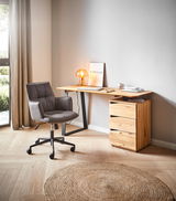 Moderner Drehsessel in einem stilvollen Home-Office, seitliche Perspektive.