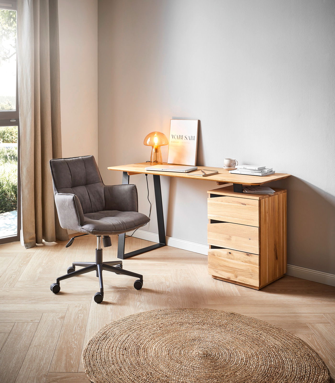 Moderner Drehsessel in einem stilvollen Home-Office, seitliche Perspektive.