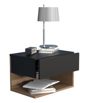 Moderner Nachttisch in Schwarz mit Holzrahmen, teils geöffneter Schublade und Ablagefach mit Büchern, darauf eine silberne Tischlampe und ein kleiner Wecker, Ansicht schräg von vorne leicht erhöht.