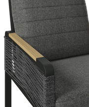 Nahaufnahme eines Gartenstuhls mit grauem Stoffbezug und Armlehne aus Holz und Metall, seitliche Perspektive.