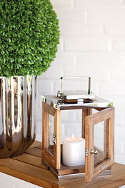 Laterne aus Akazienholz mit offener Tür und brennender Kerze, seitliche Perspektive