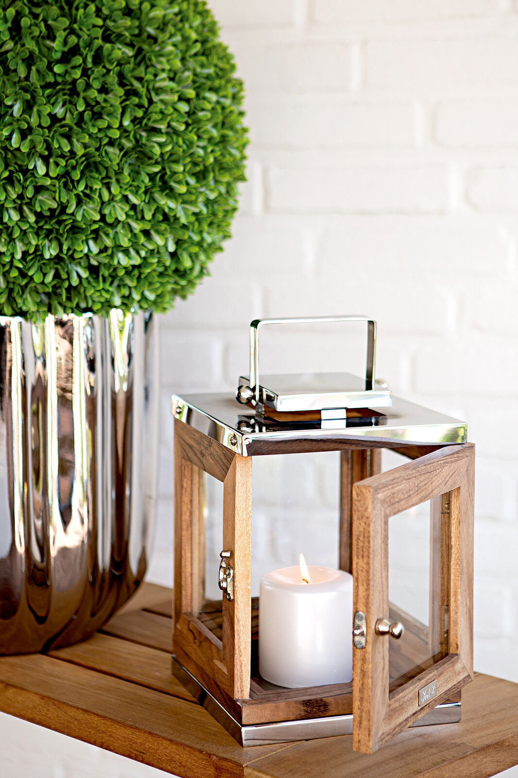 Fink Laterne Akazie TOLEDO Laterne aus Akazienholz mit offener Tür und brennender Kerze, seitliche Perspektive