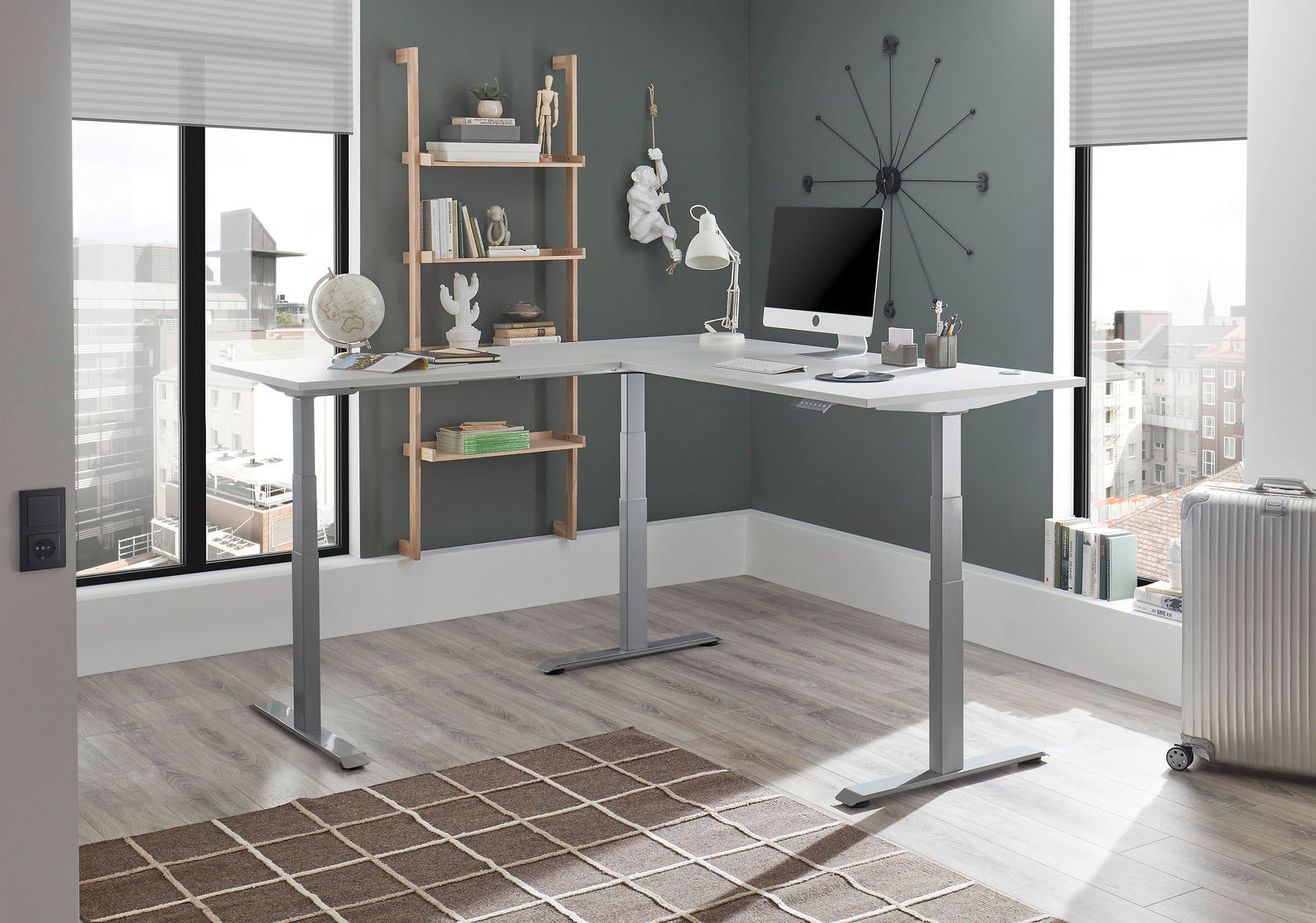 Moderner höhenverstellbarer Eckschreibtisch in einem stilvollen Büro mit Blick auf die Stadt, seitliche Perspektive.