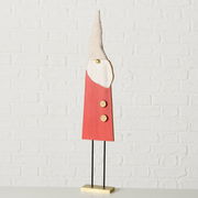 Holzfigur eines stilisierten Weihnachtsmanns mit rotem Mantel und spitzem Hut, frontal abgebildet.