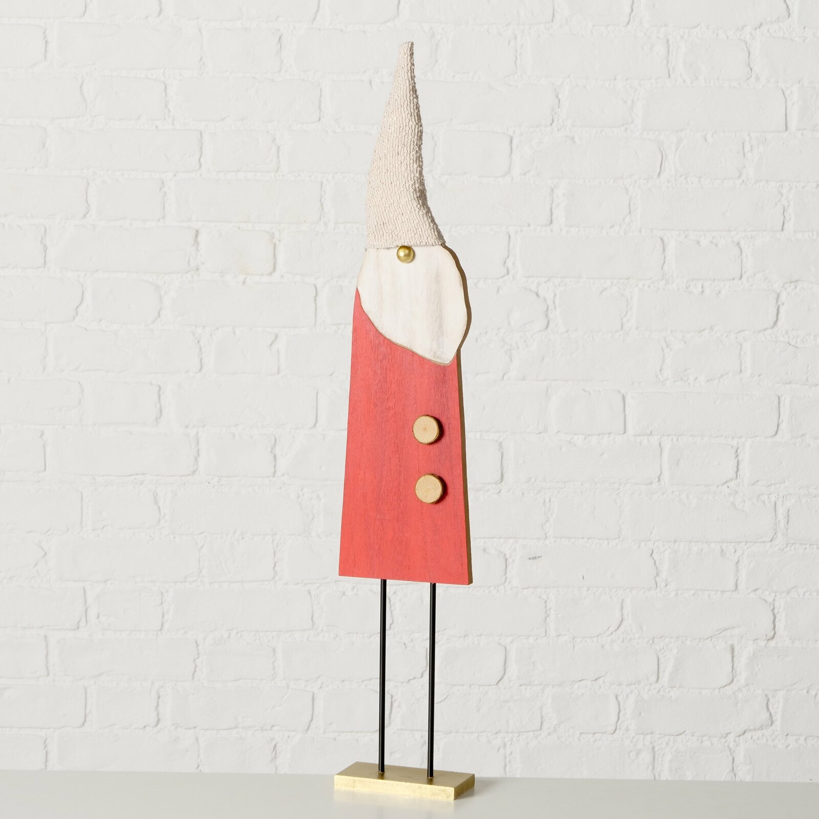 Holzfigur eines stilisierten Weihnachtsmanns mit rotem Mantel und spitzem Hut, frontal abgebildet.