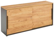 Schiebetürenschrank aus Holz mit natürlicher Maserung, seitliche Perspektive