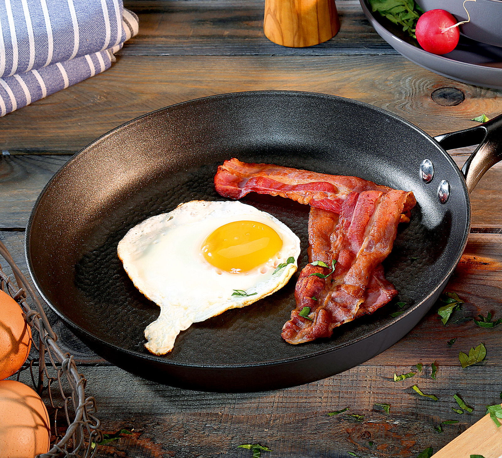 Bratpfanne COUNTRY, 28 cm, mit Spiegelei und Speck, von oben fotografiert auf einem Holztisch.