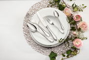 Elegantes Tafelbesteck-Set Mademoisel, 30-teilig, auf einem gedeckten Tisch mit Blumen, Vogelperspektive
