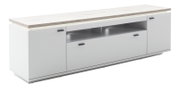 Modern tv-lowboard in wit met een bovenblad in houtlook, twee zijdeuren, een klep in het midden en open vakken met ledverlichting, afgebeeld in een schuin vooraanzicht vanaf de linkerkant.