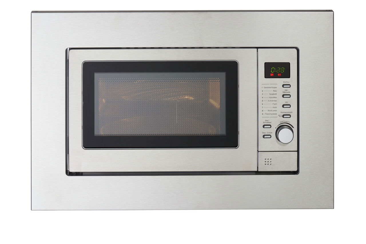 Eingebaute Mikrowelle in Edelstahloptik, Frontansicht mit digitalem Display und Bedienknöpfen.