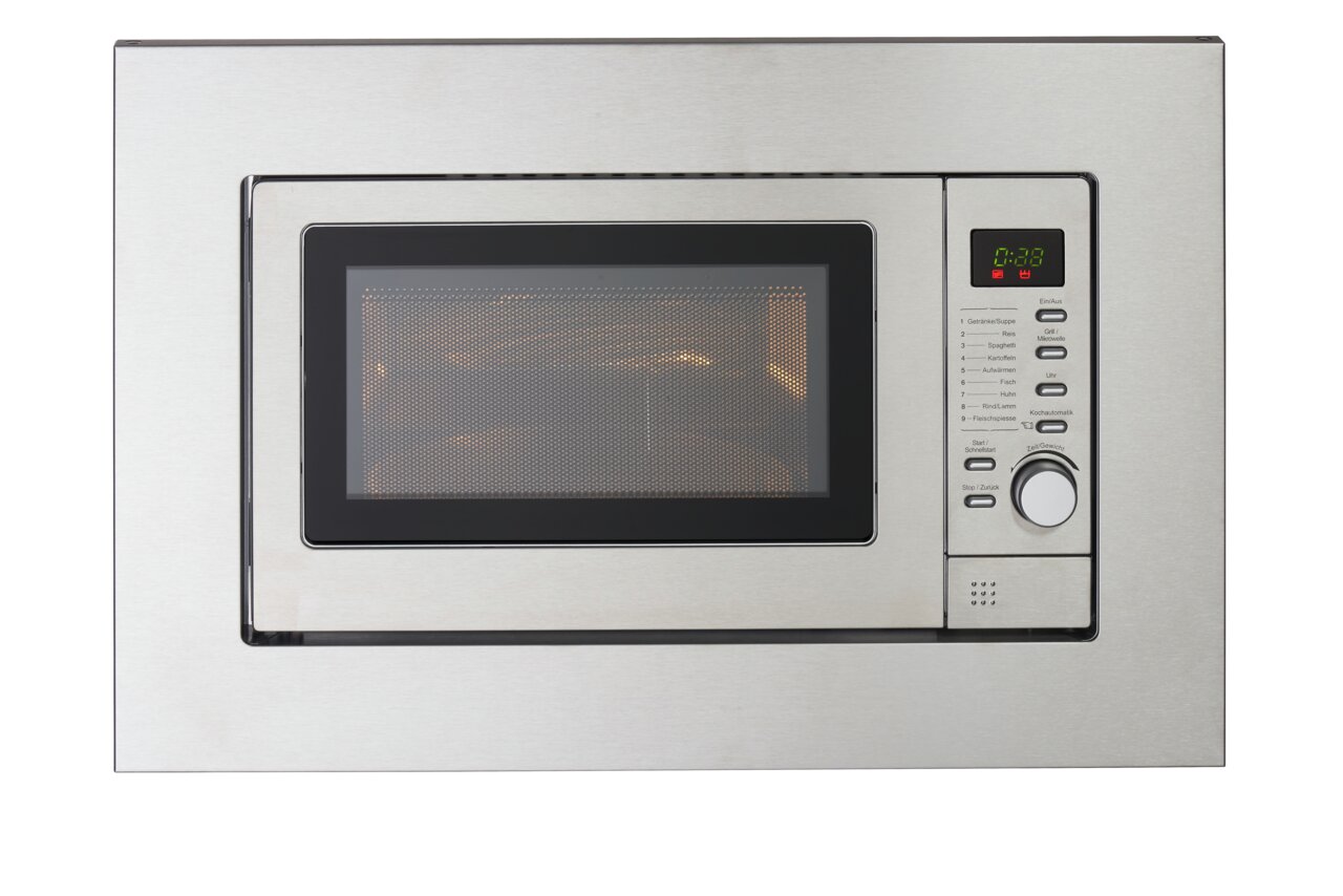 Eingebaute Mikrowelle in Edelstahloptik, Frontansicht mit digitalem Display und Bedienknöpfen.