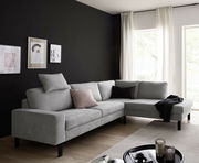 Graue Eckgarnitur in modernem Wohnzimmer, seitliche Perspektive