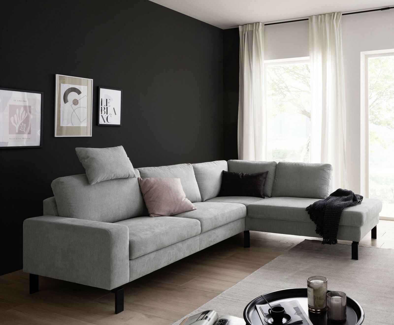 Graue Eckgarnitur in modernem Wohnzimmer, seitliche Perspektive