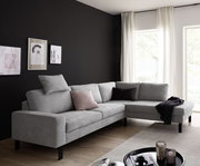 Graue Eckgarnitur in modernem Wohnzimmer, seitliche Perspektive