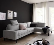 Graue Eckgarnitur in modernem Wohnzimmer, seitliche Perspektive