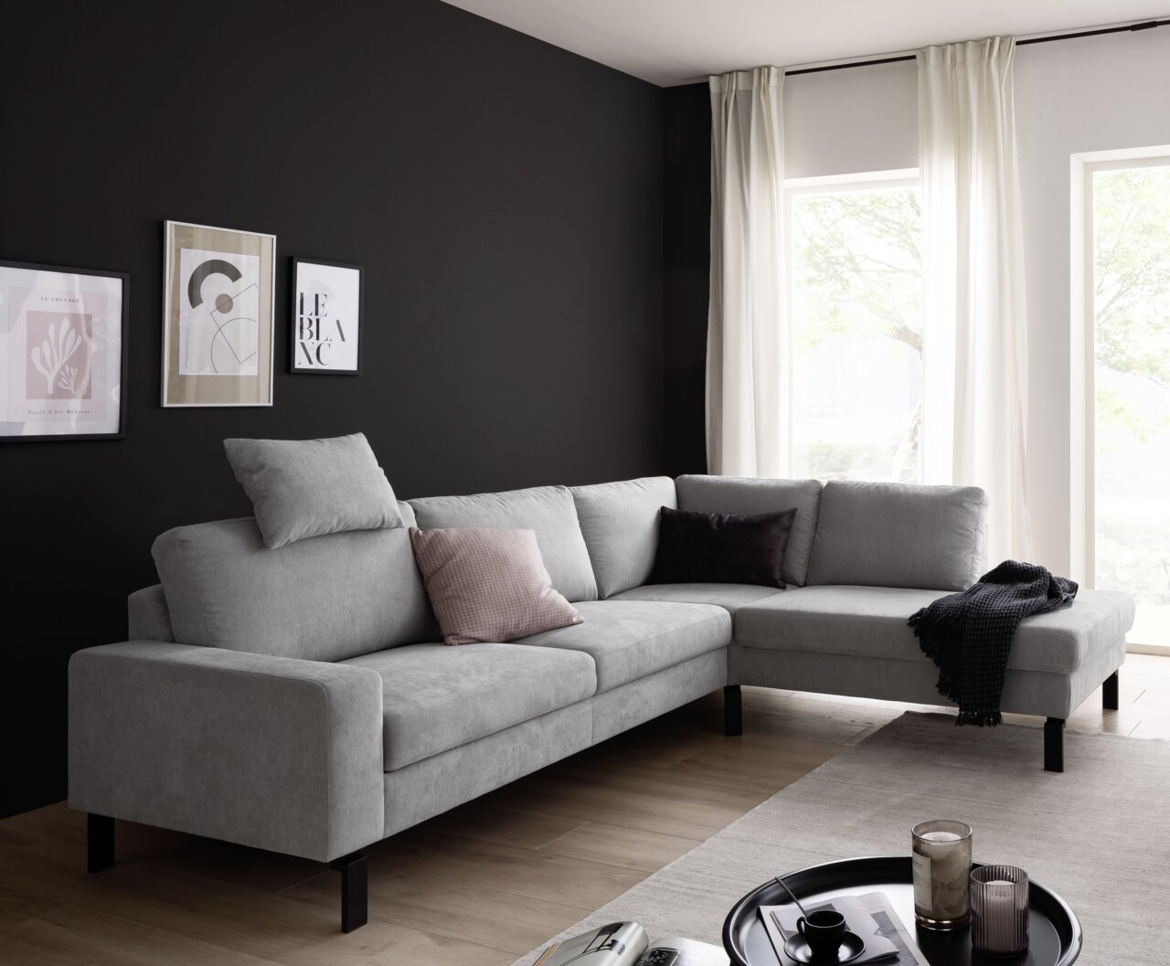 Graue Eckgarnitur in modernem Wohnzimmer, seitliche Perspektive