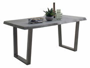 Moderner Esstisch mit Metallbeinen und grauer Tischplatte, seitliche Perspektive