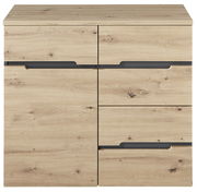 Frontale Ansicht einer modernen Kommode aus hellem Holz mit mehreren Schubladen und minimalistischen Griffen.