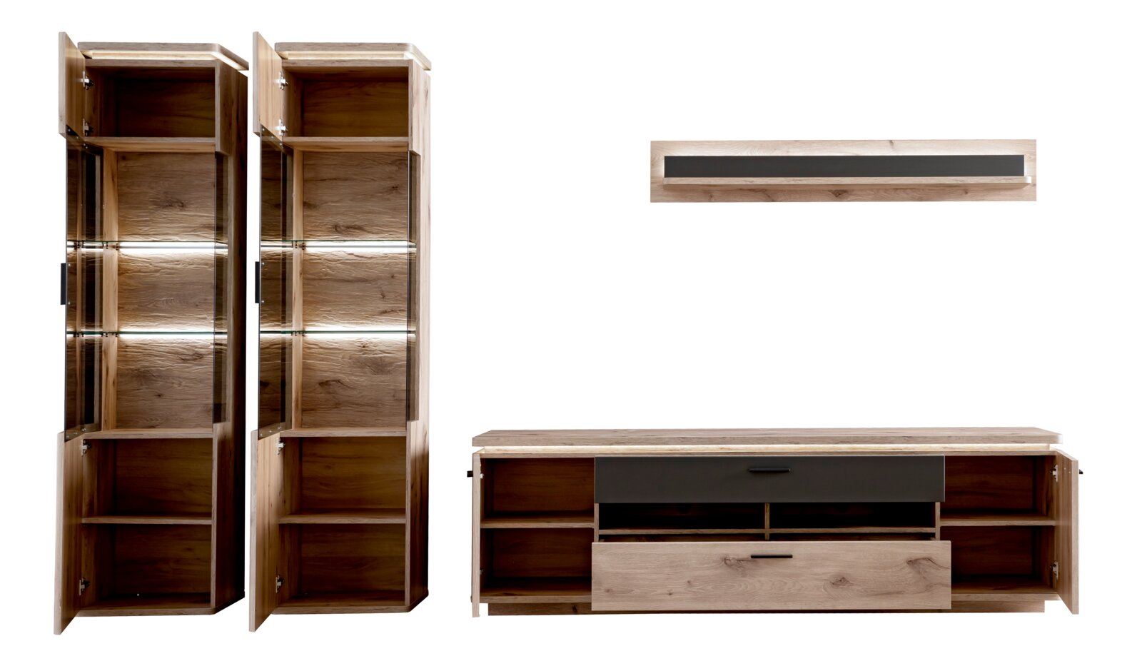 Houten woonkamermeubelset bestaande uit twee hoge vitrinekasten met glazen planken en open deuren, een tv-lowboard met lade en open vakken, en een wandplank; vooraanzicht op een witte achtergrond