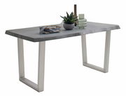 Moderner Esstisch mit rechteckiger Holzplatte und Metallbeinen, seitliche Perspektive