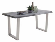 Moderner Esstisch mit rechteckiger Holzplatte und Metallbeinen, seitliche Perspektive