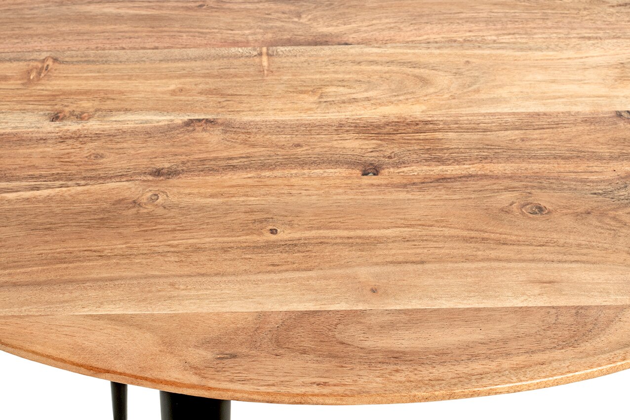 Nahaufnahme der runden Holztischplatte mit natürlicher Maserung und Astlöchern, Draufsicht von oben