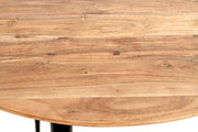 Nahaufnahme der runden Holztischplatte mit natürlicher Maserung und Astlöchern, Draufsicht von oben