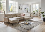 Beige Polsterrundecke in einem modernen Wohnzimmer, seitliche Perspektive, mit großen Fenstern und stilvoller Dekoration.