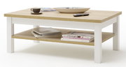 Rechteckiger Couchtisch in Weiß mit naturfarbener Holzplatte und Ablagefach, schräg von vorn in leichter Aufsicht fotografiert