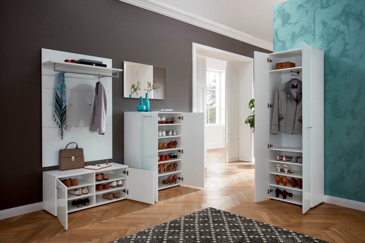 Moderne Garderobenkombination in einem Flur mit Schuhschrank, Spiegel, Garderobenbank und Garderobenpaneel, aus der Perspektive von vorne fotografiert.