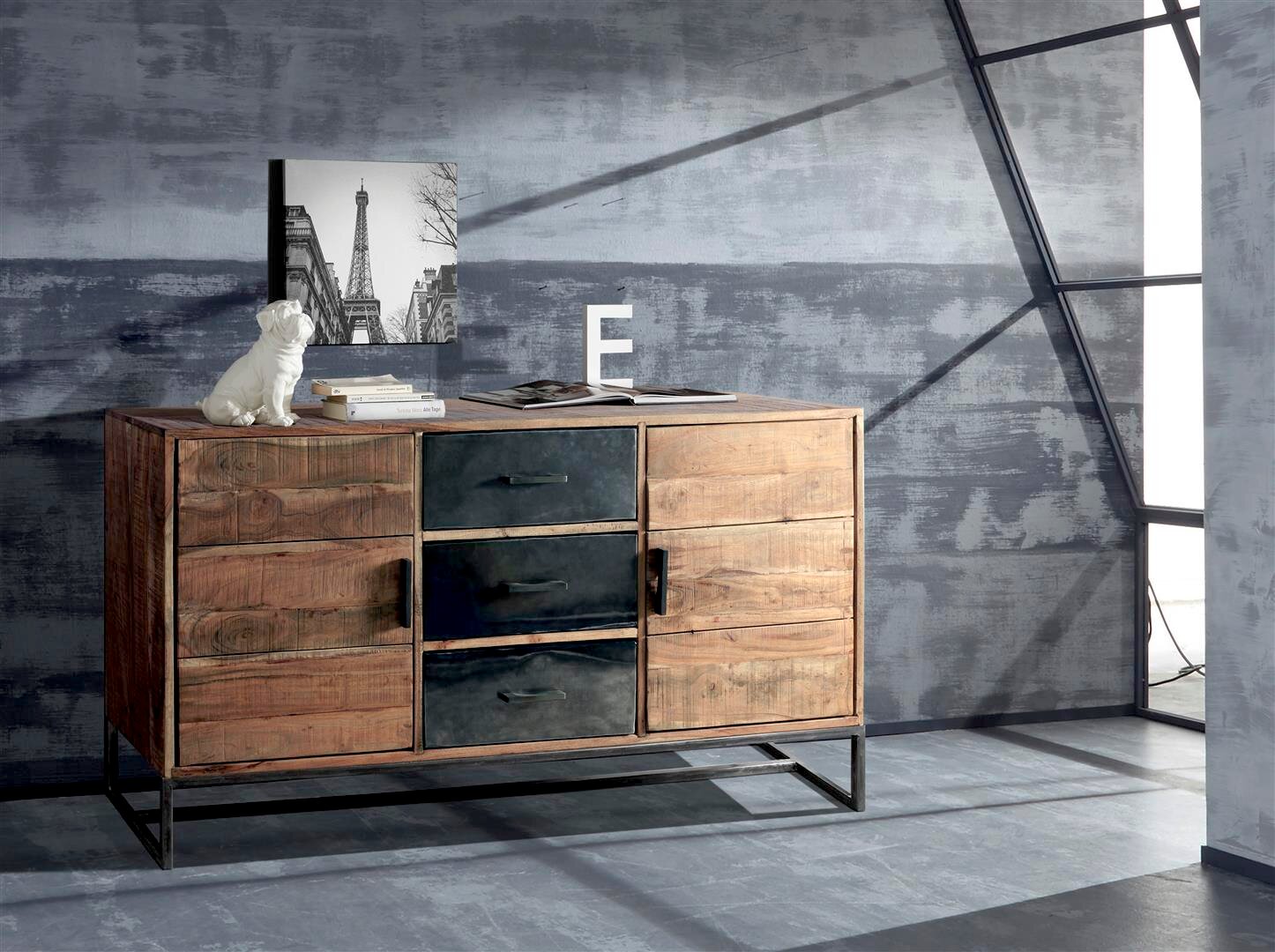 Kommode aus Holz mit Metallakzenten, seitliche Perspektive, dekoriert mit Büchern und einer Statue.