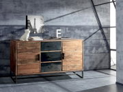 Kommode aus Holz mit Metallakzenten, seitliche Perspektive, dekoriert mit Büchern und einer Statue.