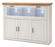 Weiße Anrichte/Highboard im Landhausstil mit Holzplatte in Eichenoptik, Glasvitrine mit LED-Beleuchtung und drei Schranktüren, frontale Ansicht