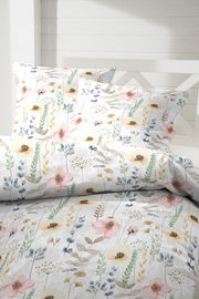 Bettwäsche-Set mit floralem Muster in sanften Pastellfarben, Perspektive von schräg oben