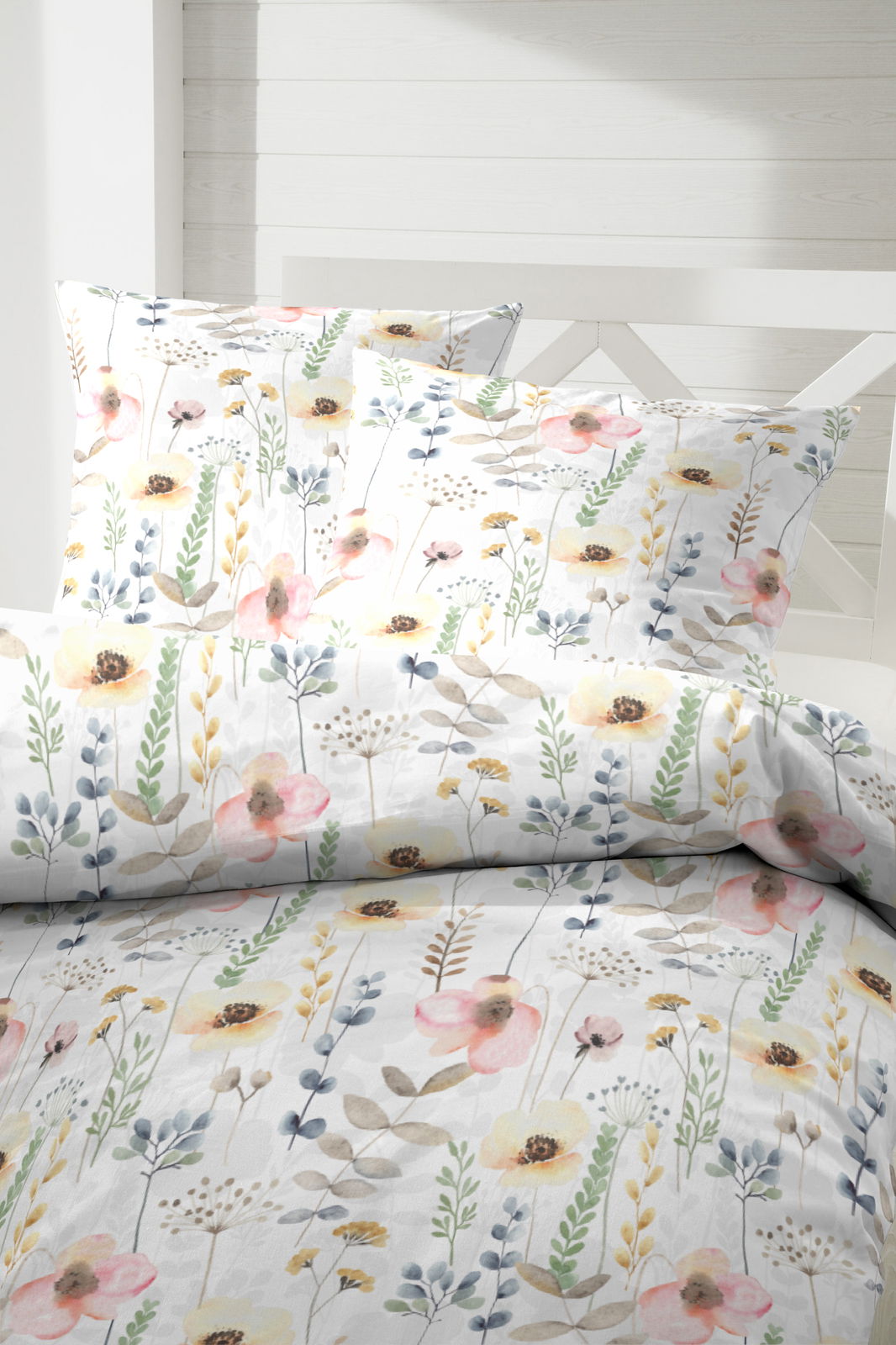 Bettwäsche-Set mit floralem Muster in sanften Pastellfarben, Perspektive von schräg oben